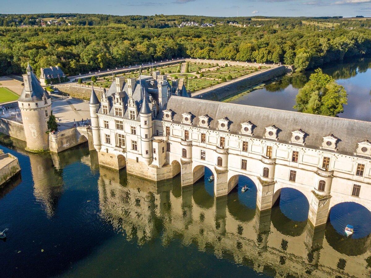 The Château de Chenonceau spanning the River Cher