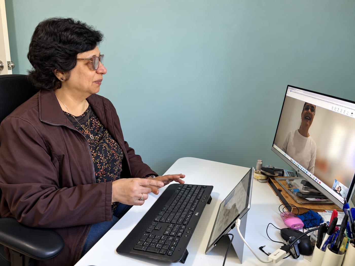 Anahita listening to her student during an online French lesson